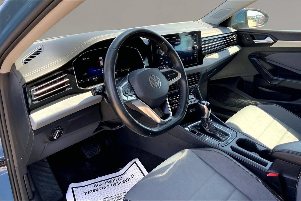 Used 2025 Volkswagen Jetta SE FWD image 14