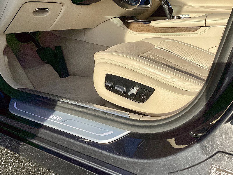 Used 2018 BMW 740i image 10