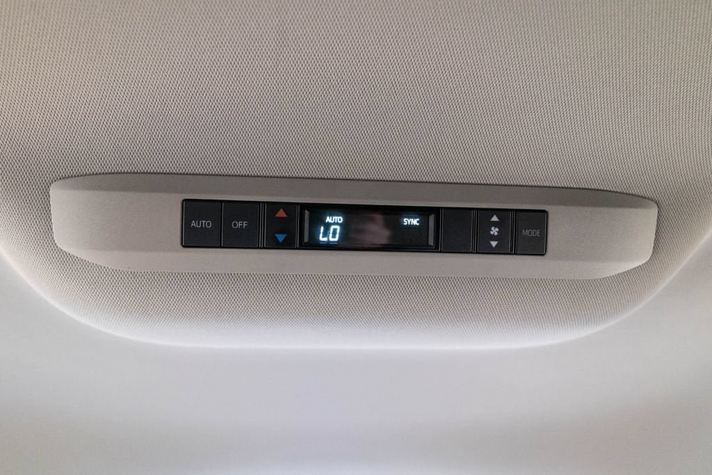 Used 2025 Toyota Sienna LE FWD image 33