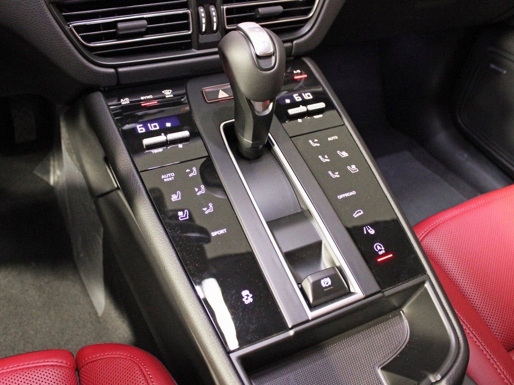 Certified 2025 Porsche Macan image 28