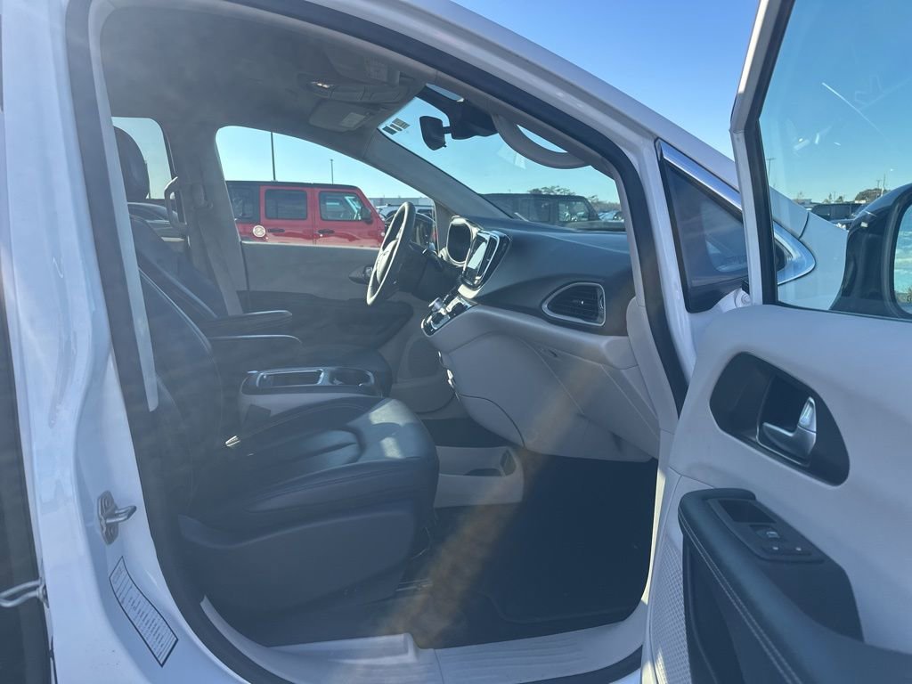 Used 2024 Chrysler Pacifica Touring-L image 10