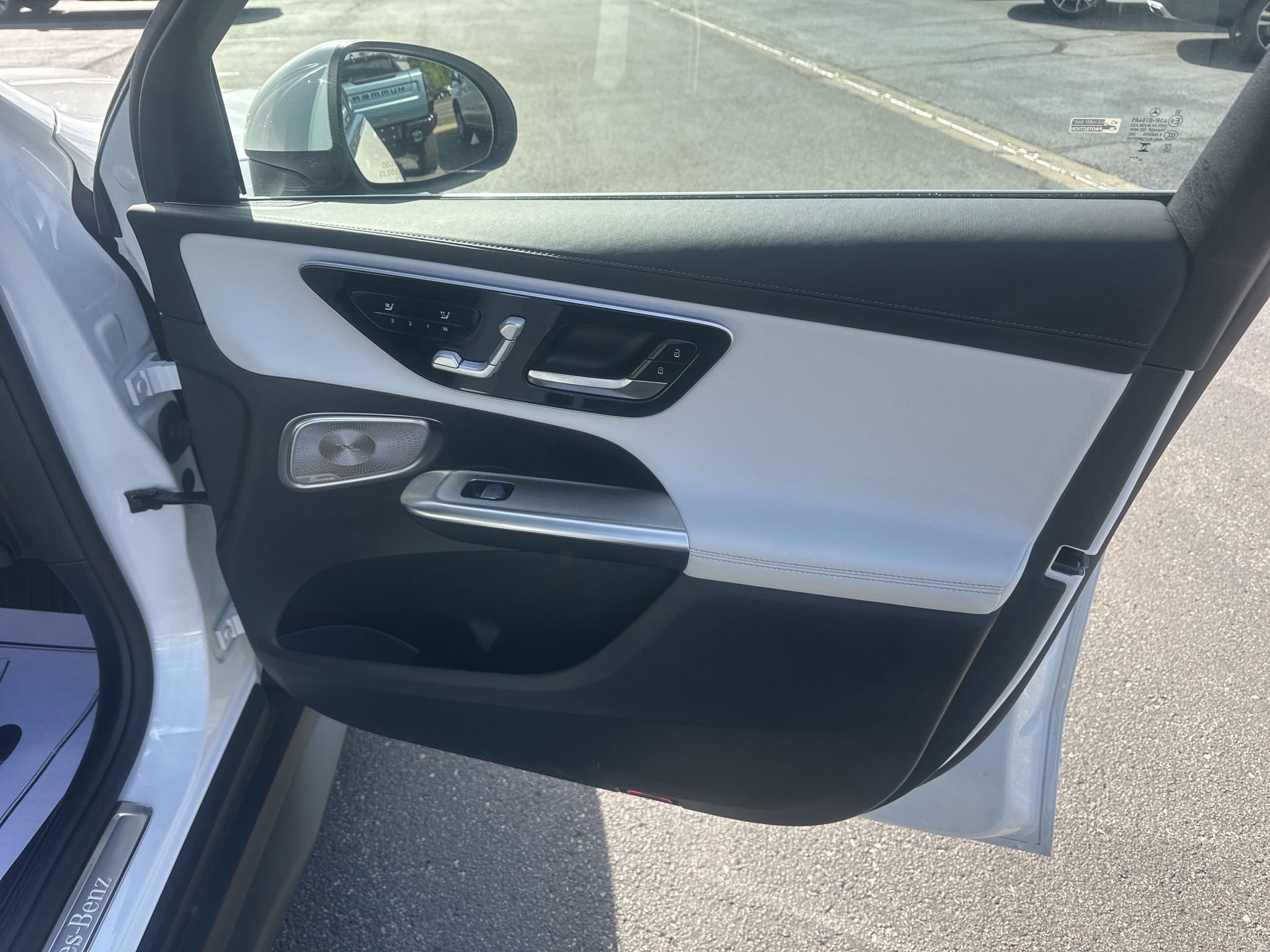 Used 2025 Mercedes-Benz GLC 300 4MATIC image 11