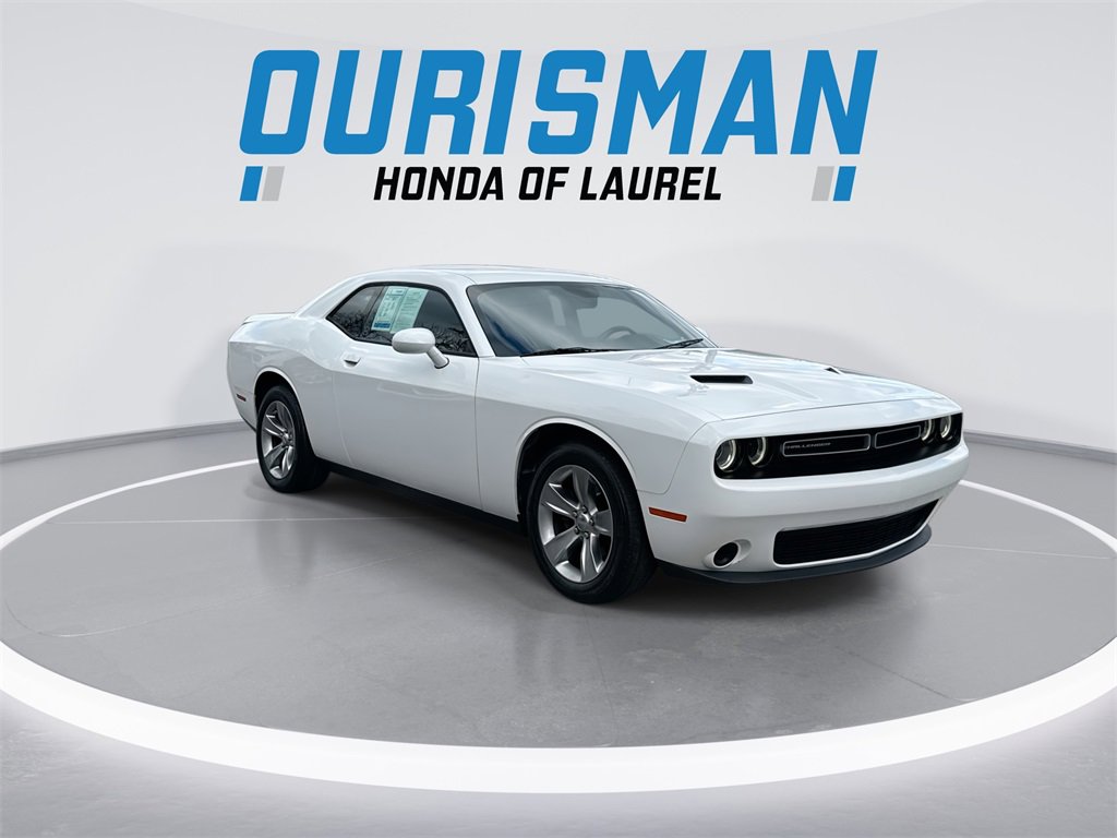 Used 2019 Dodge Challenger SXT image 2