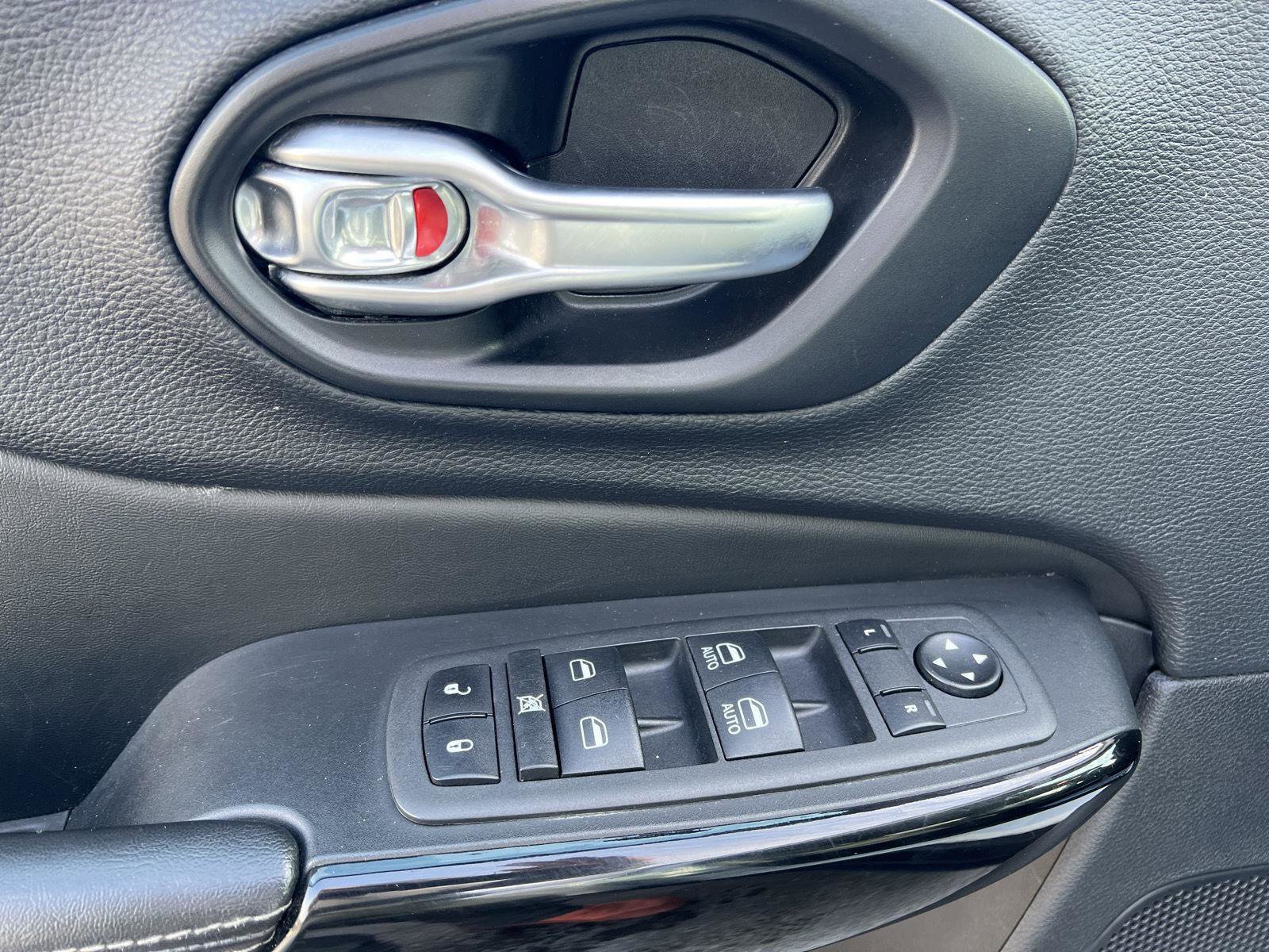 Used 2023 Jeep Cherokee Altitude Lux image 13