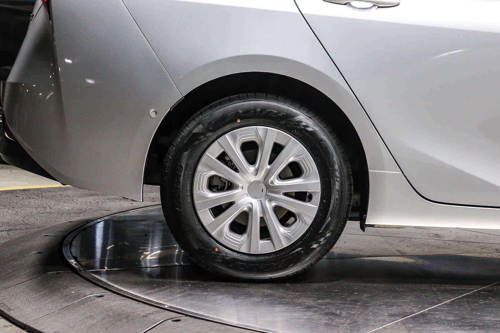 Certified 2022 Toyota Prius LE FWD image 11