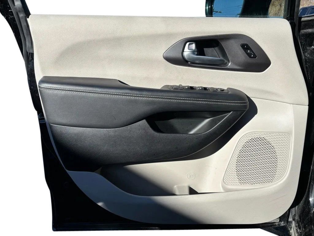 Used 2024 Chrysler Pacifica Touring-L image 17