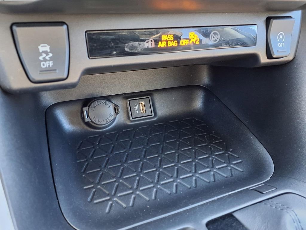 Used 2025 Toyota RAV4 XLE AWD/4WD image 9
