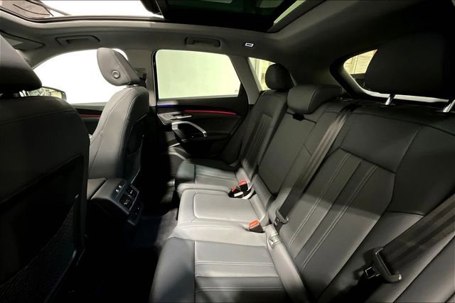 Used 2025 Audi Q5 Premium w/ Convenience Package image 27
