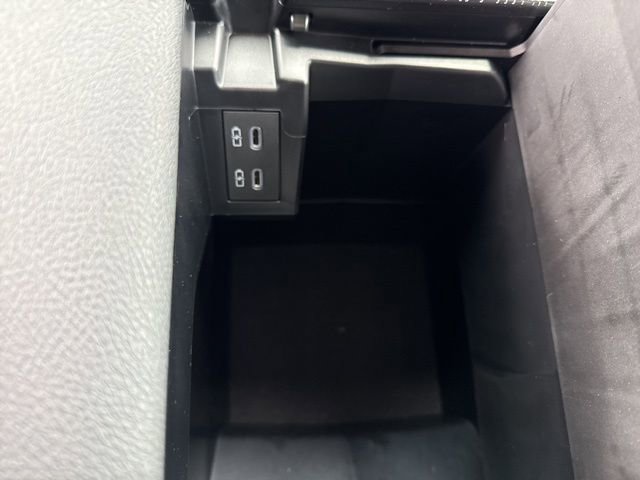 Used 2025 Toyota Sienna XSE image 33