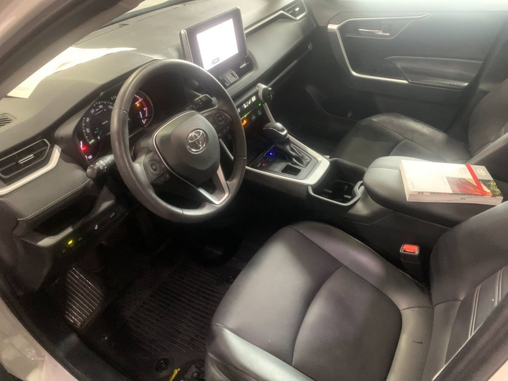 Used 2023 Toyota RAV4 XLE Premium image 11
