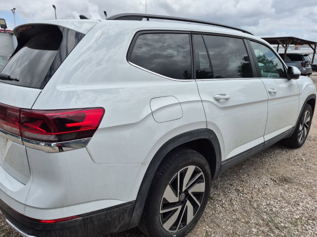 Used 2025 Volkswagen Atlas SE FWD image 3