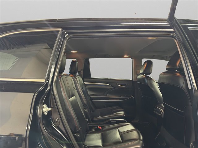 Used 2019 Toyota Highlander SE image 19