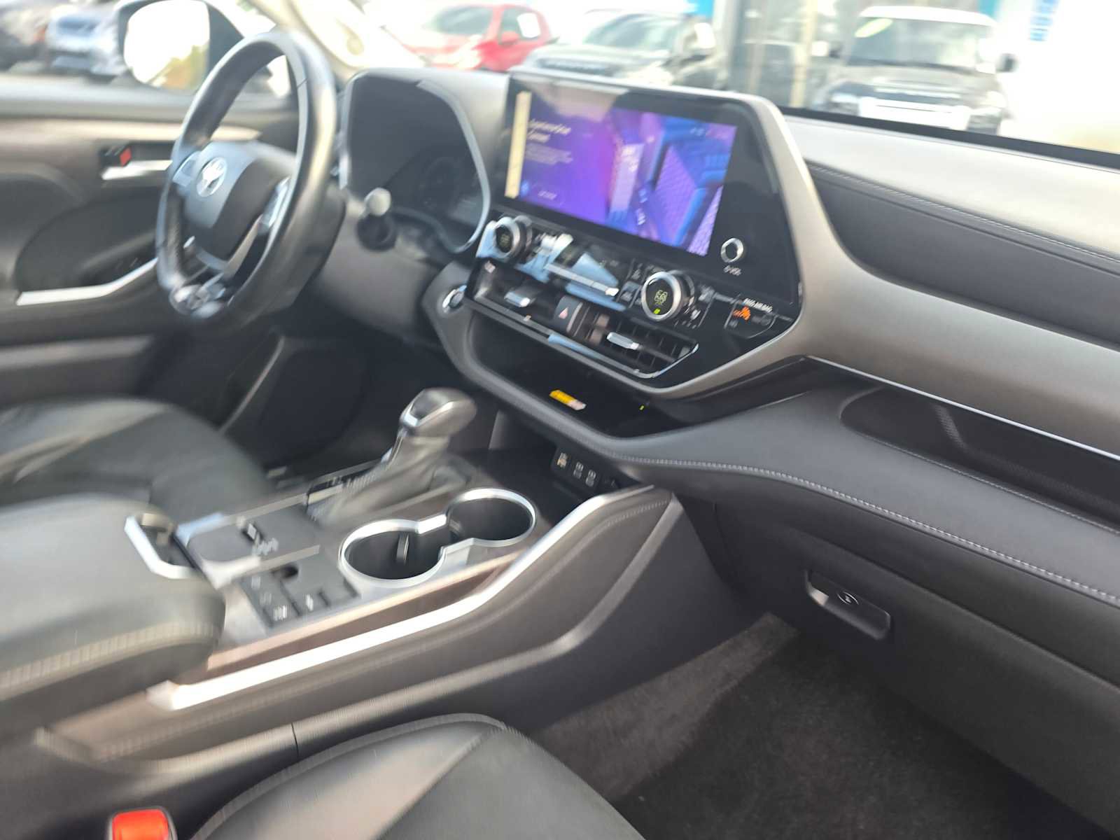 Used 2023 Toyota Highlander Limited image 12