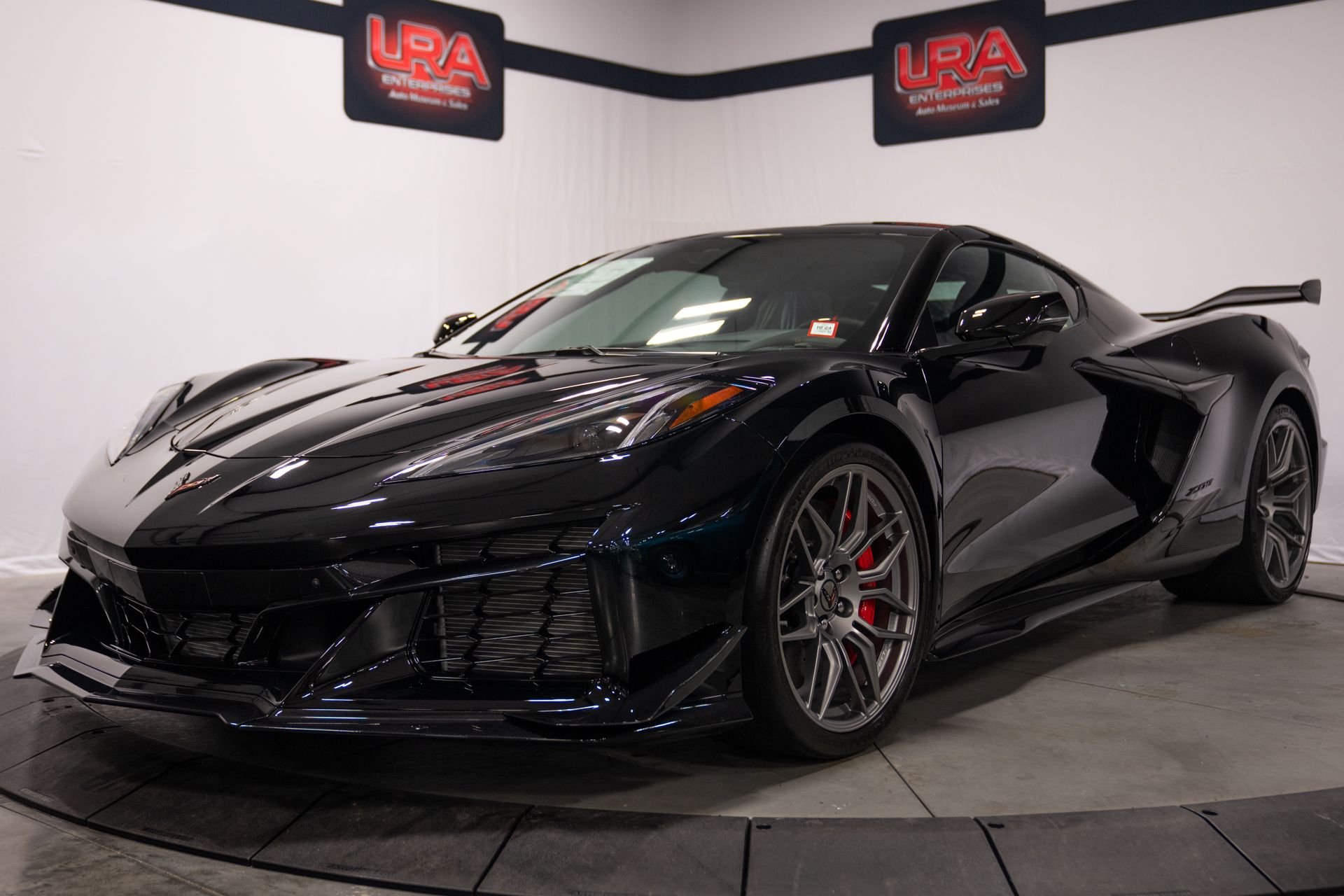 Used 2023 Chevrolet Corvette Z06 w/ Z07 Performance Package RWD image 4