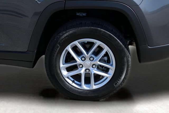 Used 2025 Jeep Grand Cherokee Laredo X image 9