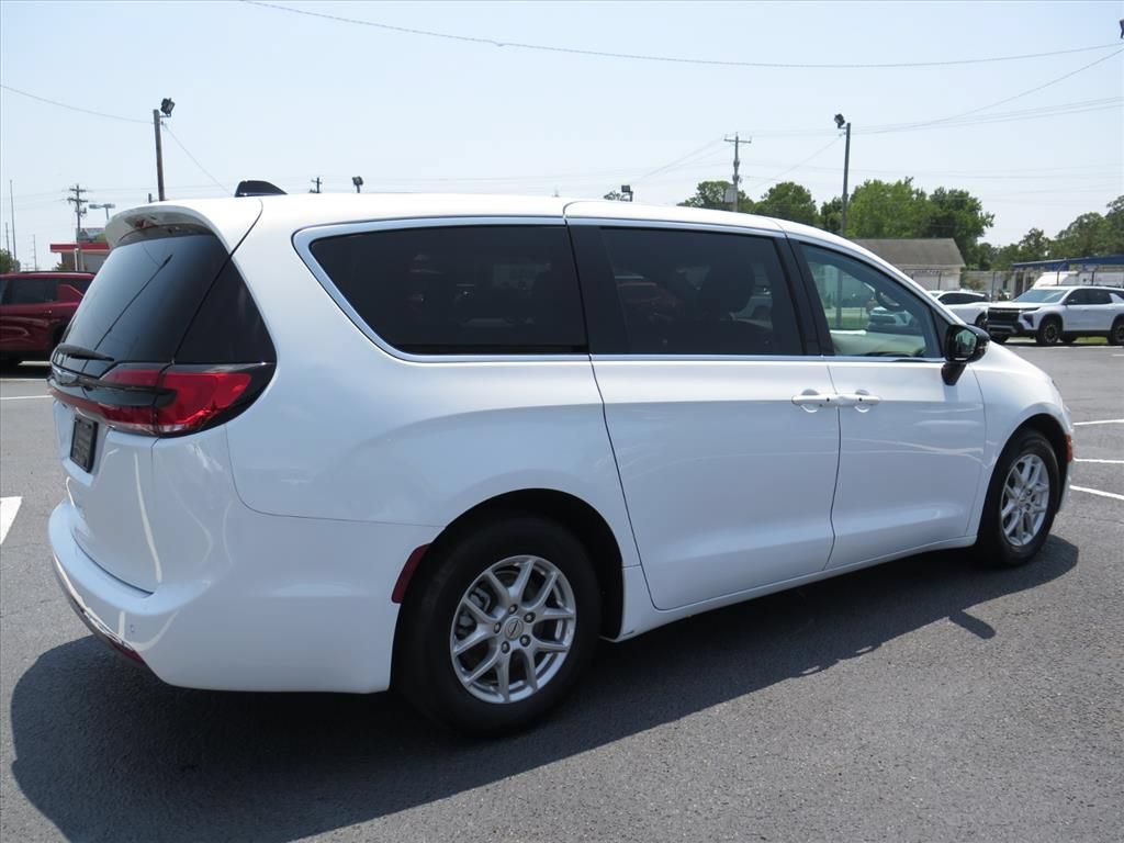 Used 2025 Chrysler Pacifica Select FWD image 3