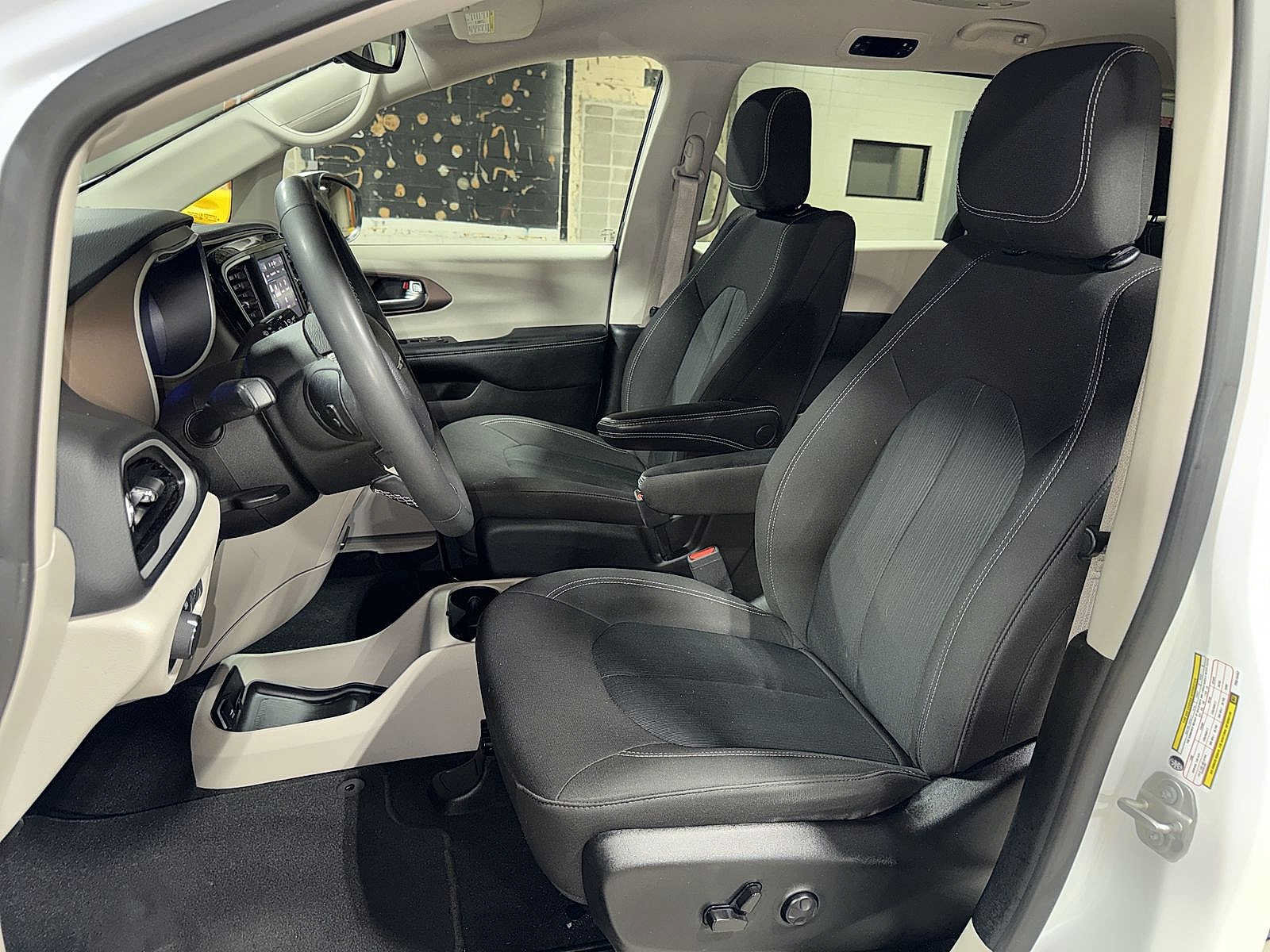 Used 2023 Chrysler Voyager LX FWD image 15