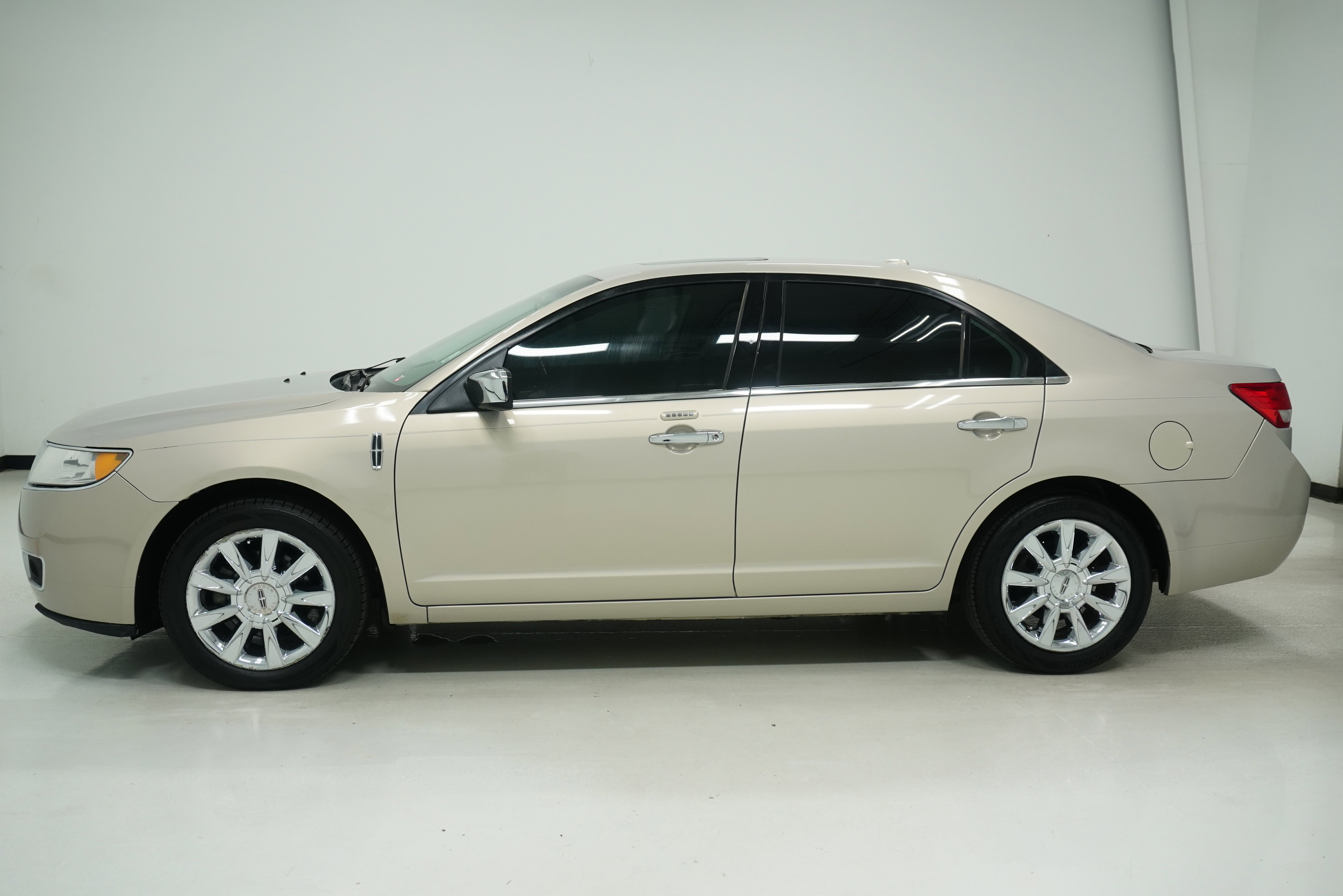Used 2010 Lincoln MKZ image 7