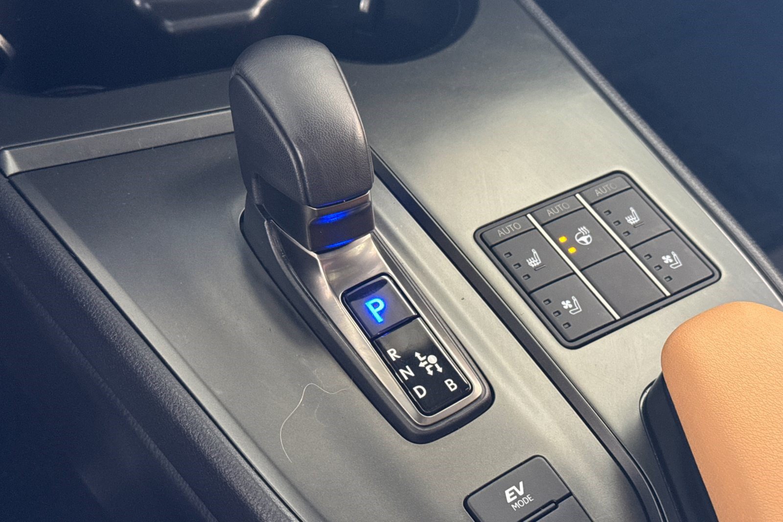 Certified 2025 Lexus UX 300h AWD w/ Accessory Package (Z2) image 18