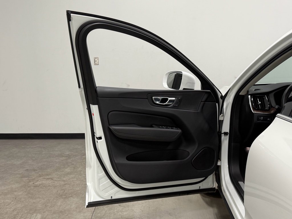 Used 2022 Volvo XC60 B5 Momentum image 9