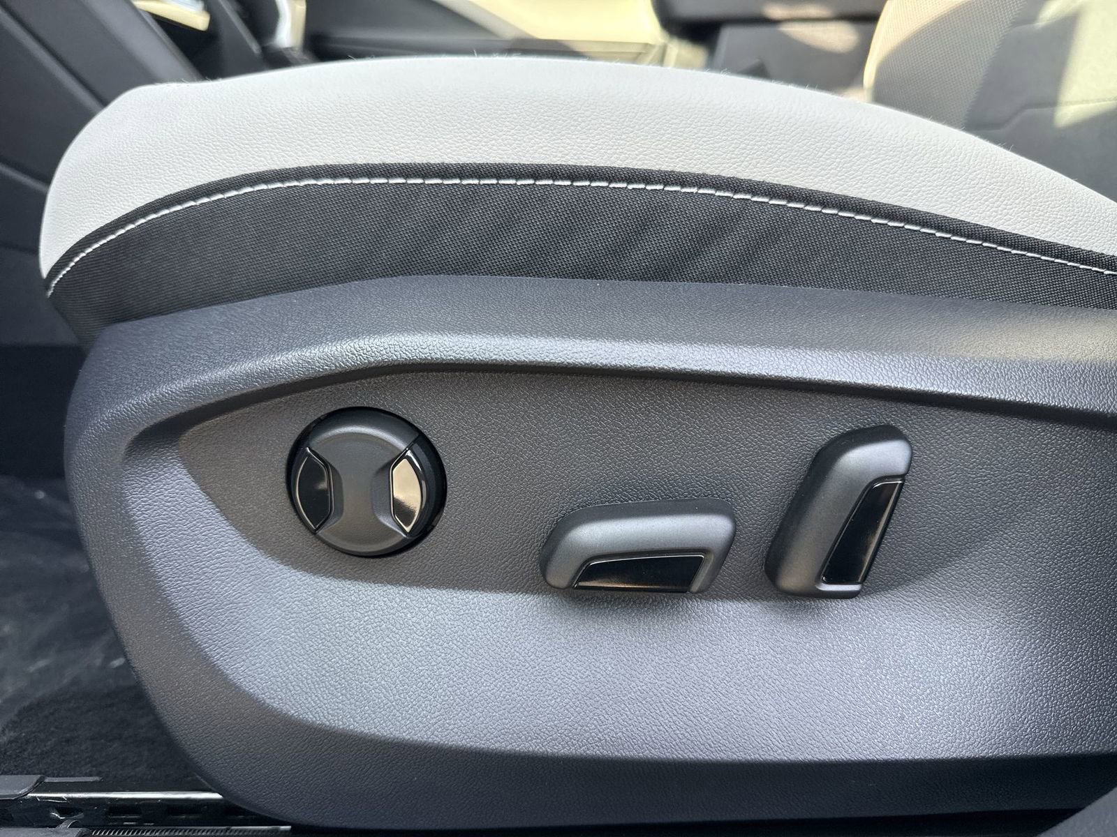 New 2026 Volkswagen Taos SE image 13