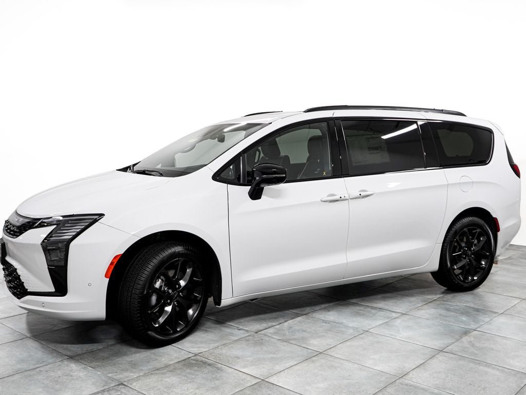 New 2027 Chrysler Pacifica Limited w/ S Appearance Package AWD/4WD image 4