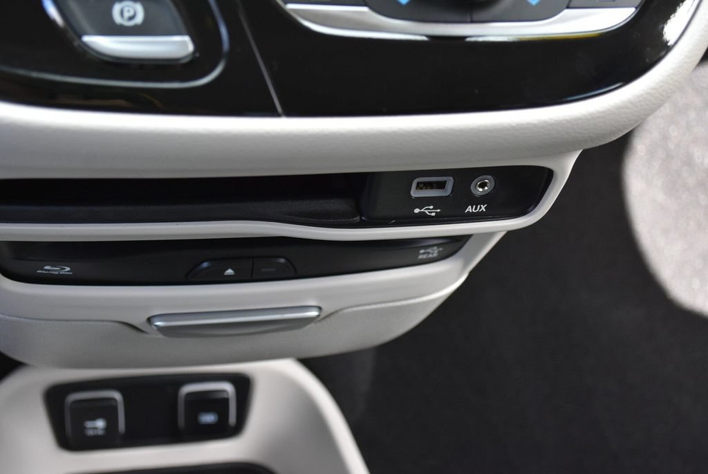 Used 2019 Chrysler Pacifica Touring-L Plus FWD image 18
