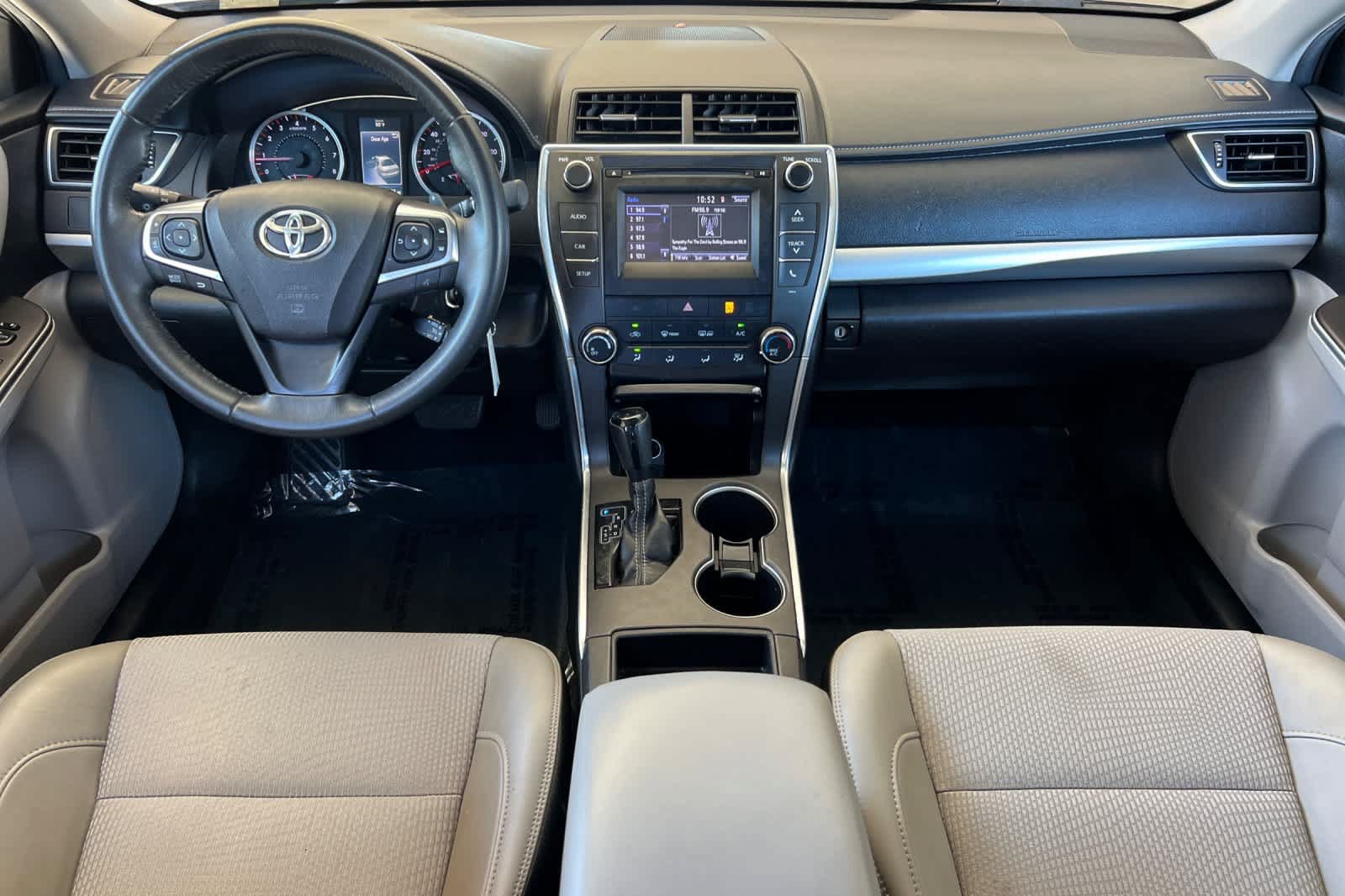 Used 2017 Toyota Camry SE FWD image 3