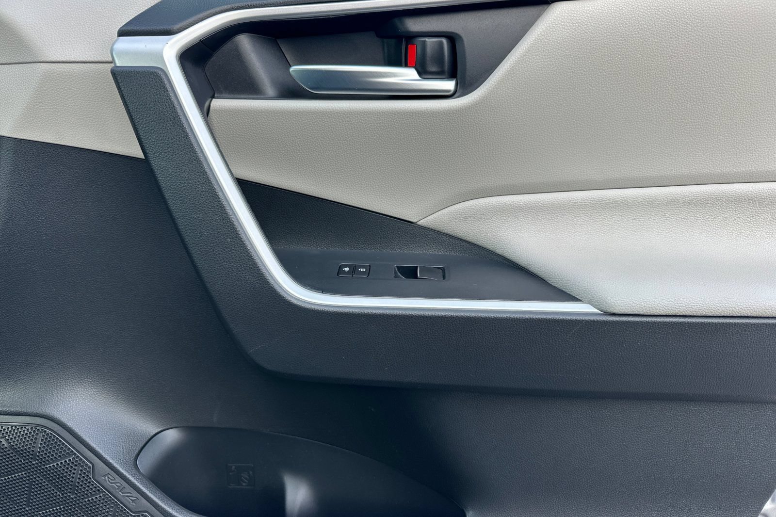 Used 2020 Toyota RAV4 XLE Premium FWD image 20