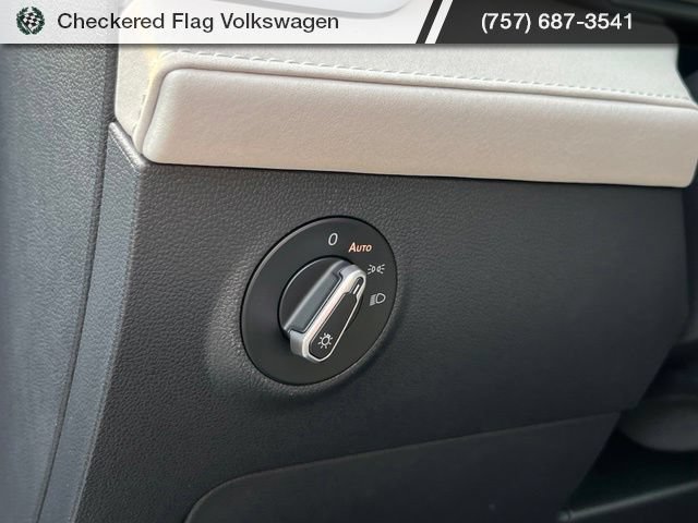 Certified 2025 Volkswagen Taos SE FWD image 16