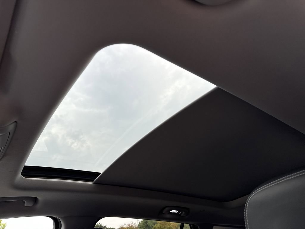 Used 2022 GMC Terrain SLT w/ Elevation Edition image 5