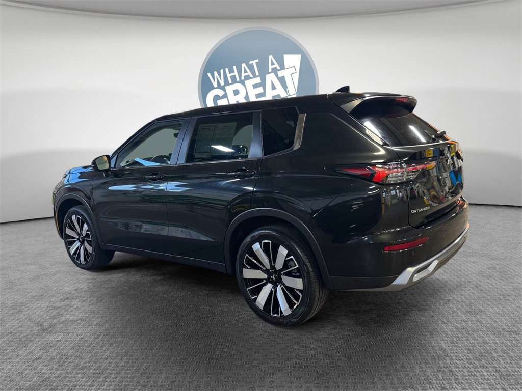 Used 2025 Mitsubishi Outlander SE image 6