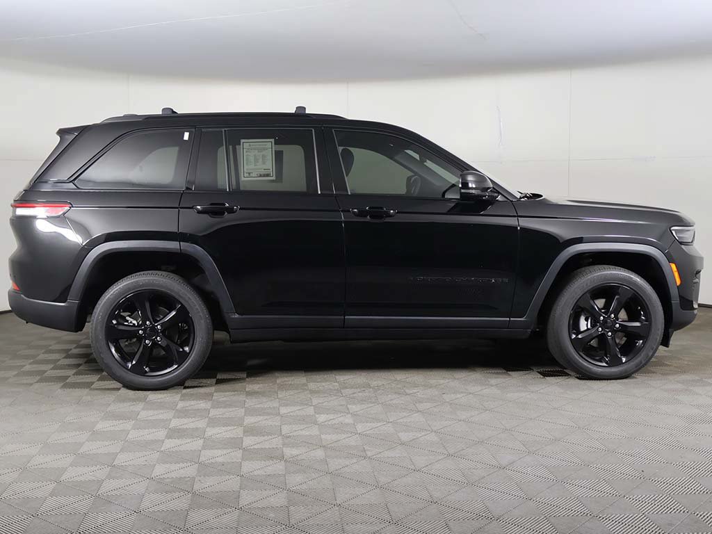 Used 2023 Jeep Grand Cherokee Altitude AWD/4WD image 17