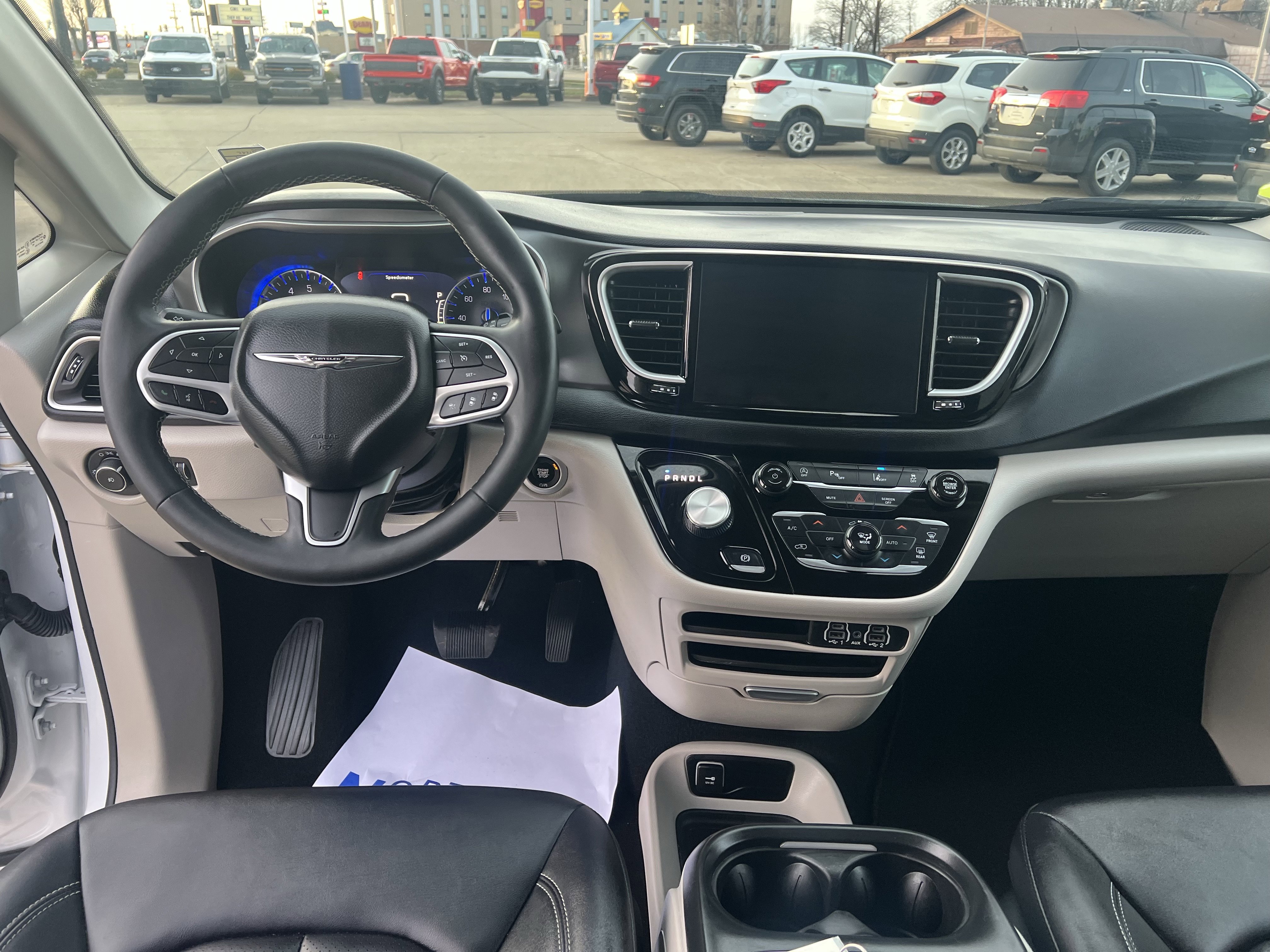 Used 2024 Chrysler Pacifica Touring-L image 18