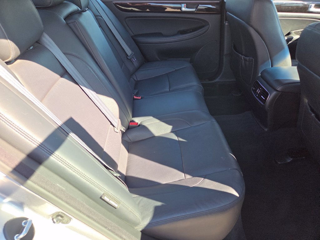 Used 2013 Hyundai Genesis 3.8 RWD image 5