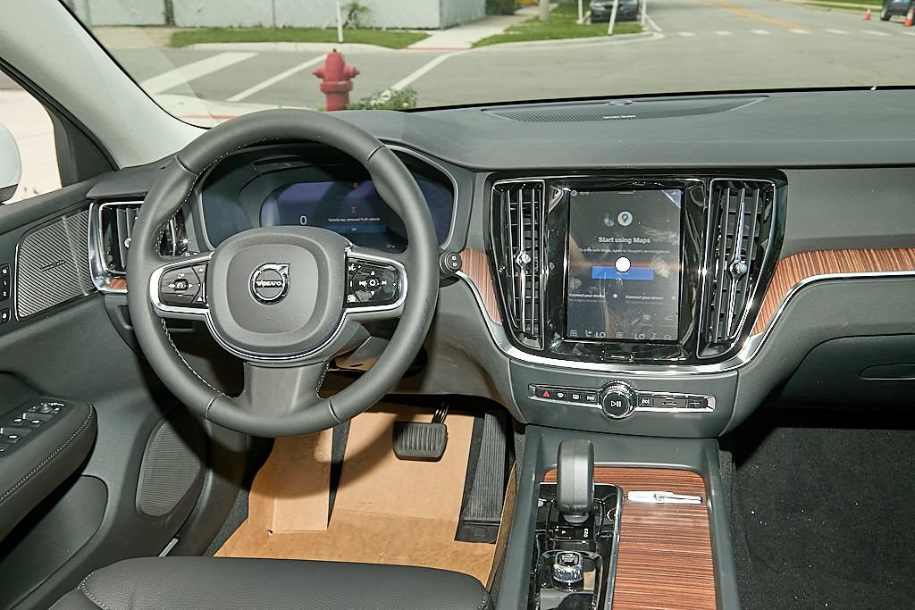 New 2026 Volvo V60 B5 Cross Country Plus w/ Climate Package AWD/4WD image 24