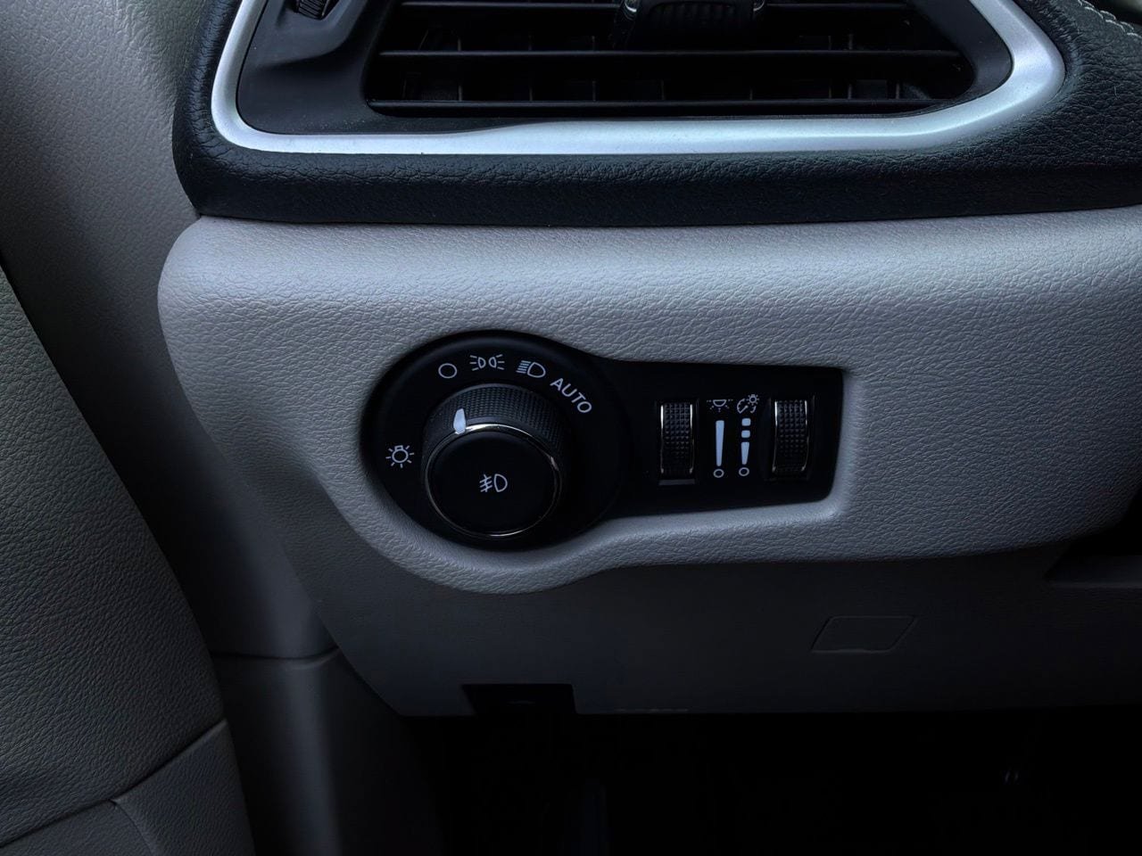 Used 2023 Chrysler Pacifica Touring-L FWD image 28