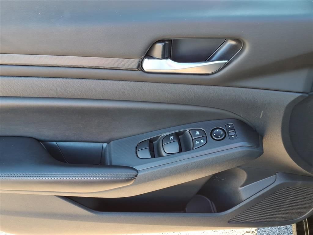 Used 2024 Nissan Altima 2.5 SV image 12