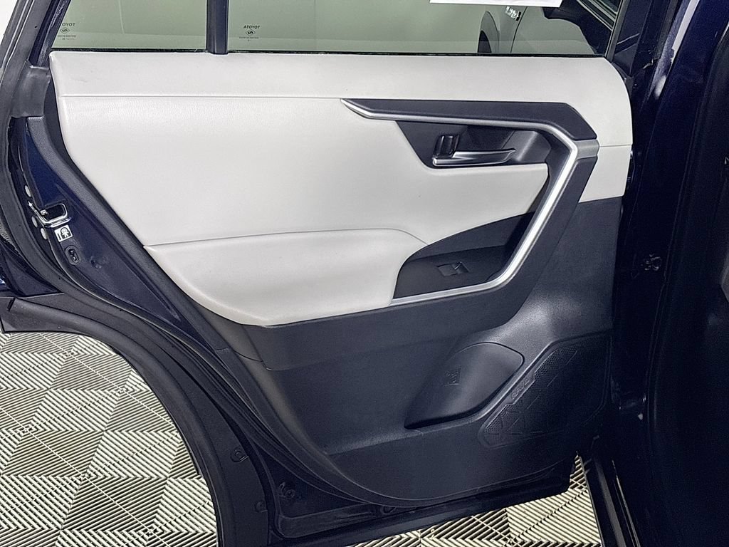 Used 2020 Toyota RAV4 XLE AWD/4WD image 18