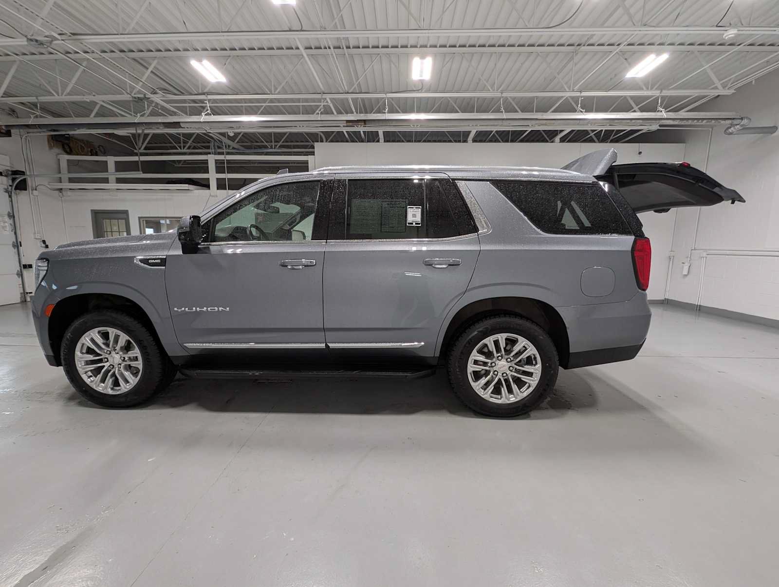 Certified 2022 GMC Yukon SLT w/ SLT Premium Package AWD/4WD image 12