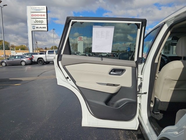 Used 2021 Nissan Rogue SL w/ Premium Package image 16