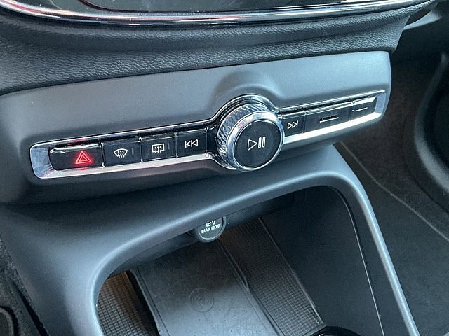 Used 2025 Volvo XC40 B5 Plus image 26