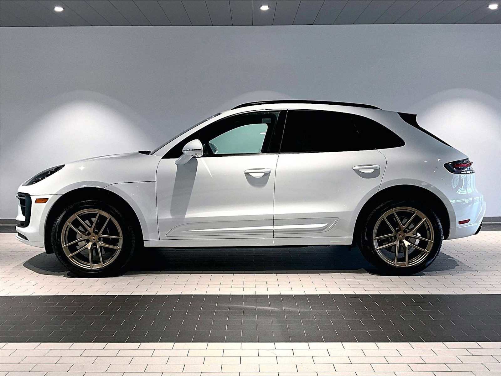 Used 2025 Porsche Macan image 2