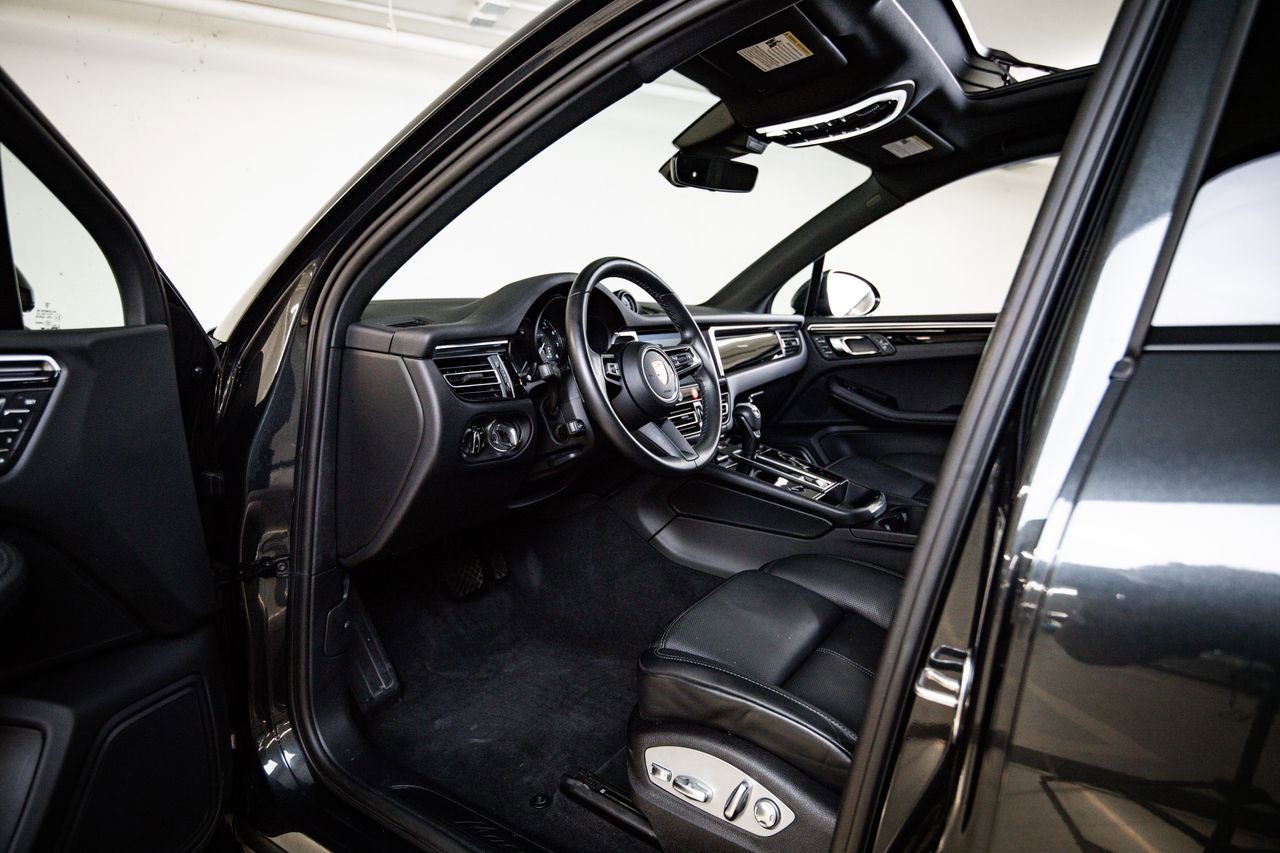 Certified 2024 Porsche Macan image 4