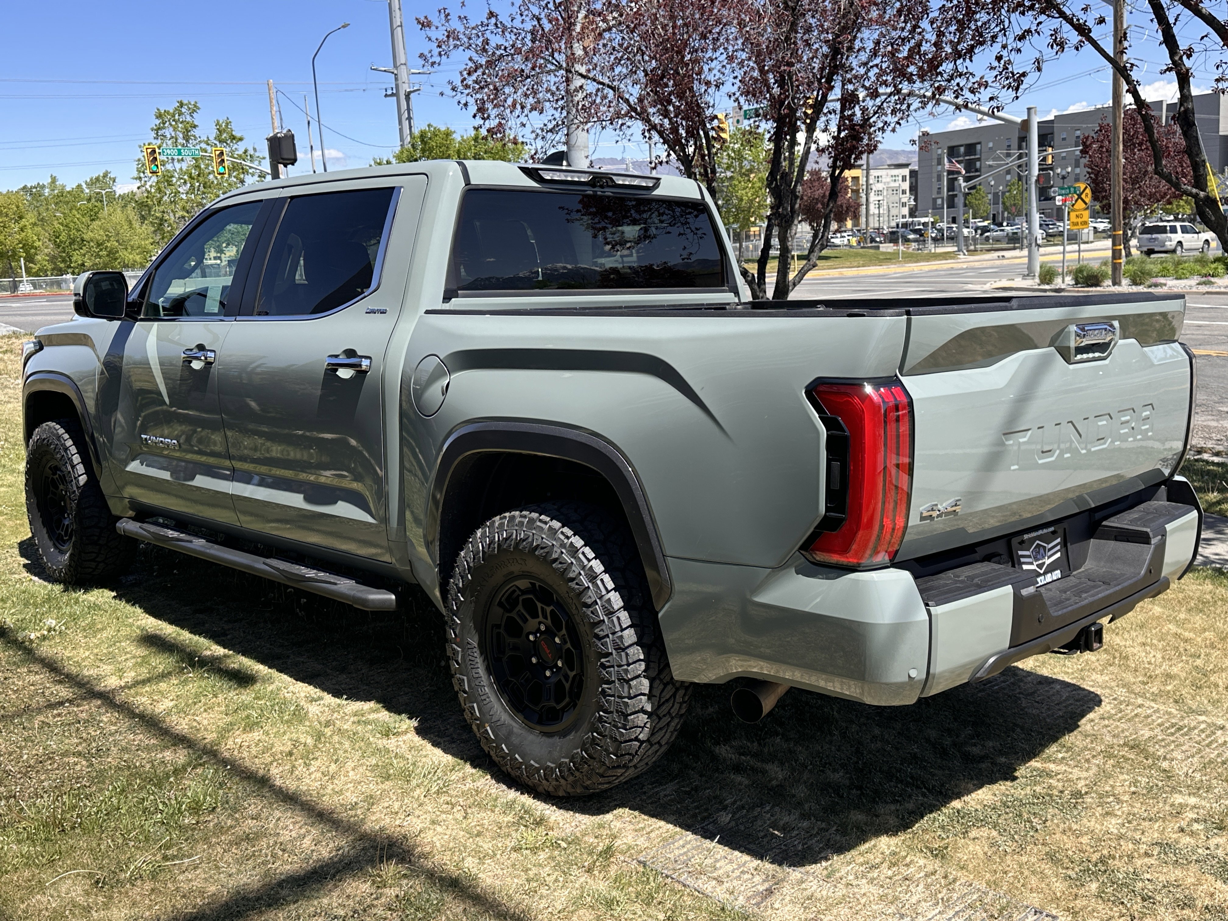 Used 2024 Toyota Tundra Limited AWD/4WD image 9