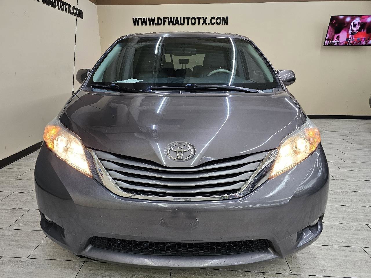 Used 2013 Toyota Sienna XLE image 3