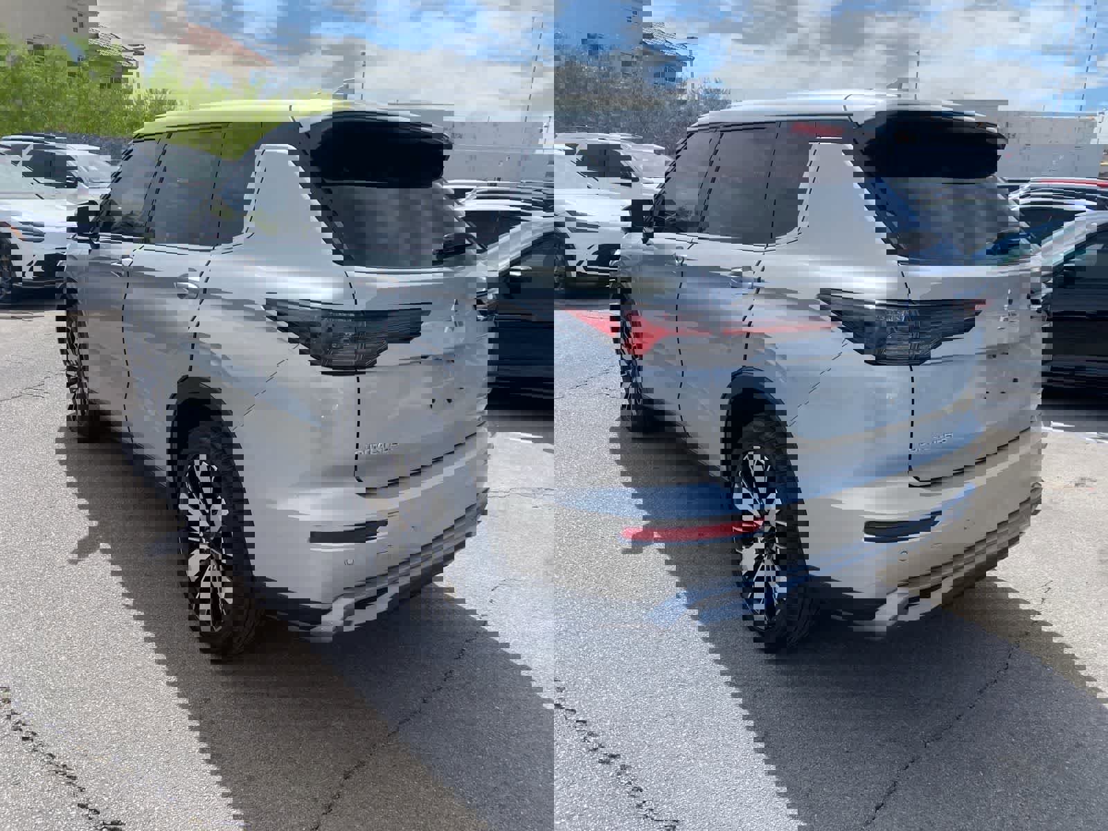 Used 2025 Mitsubishi Outlander SE image 8