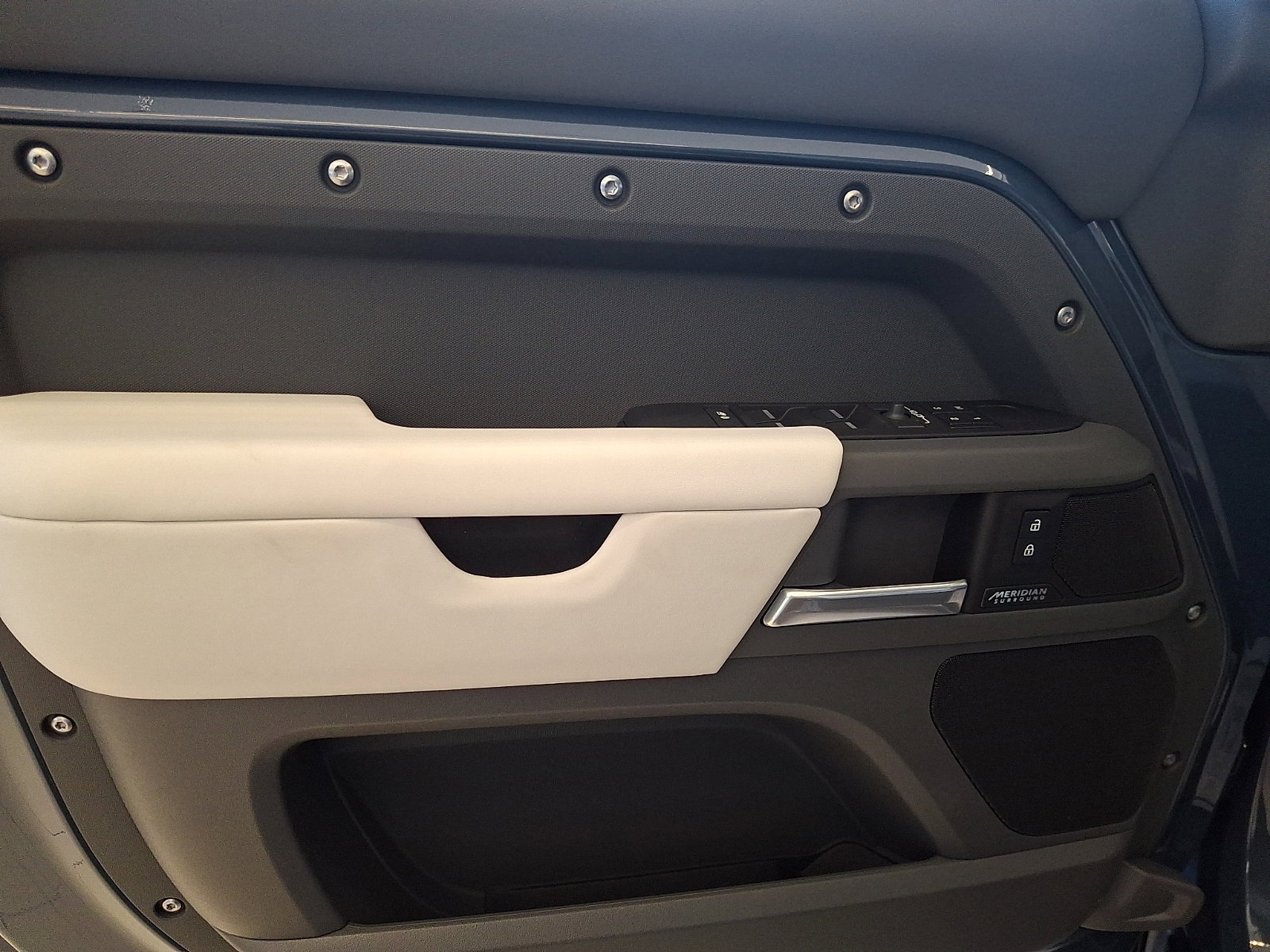 New 2026 Land Rover Defender 110 X-Dynamic SE image 10