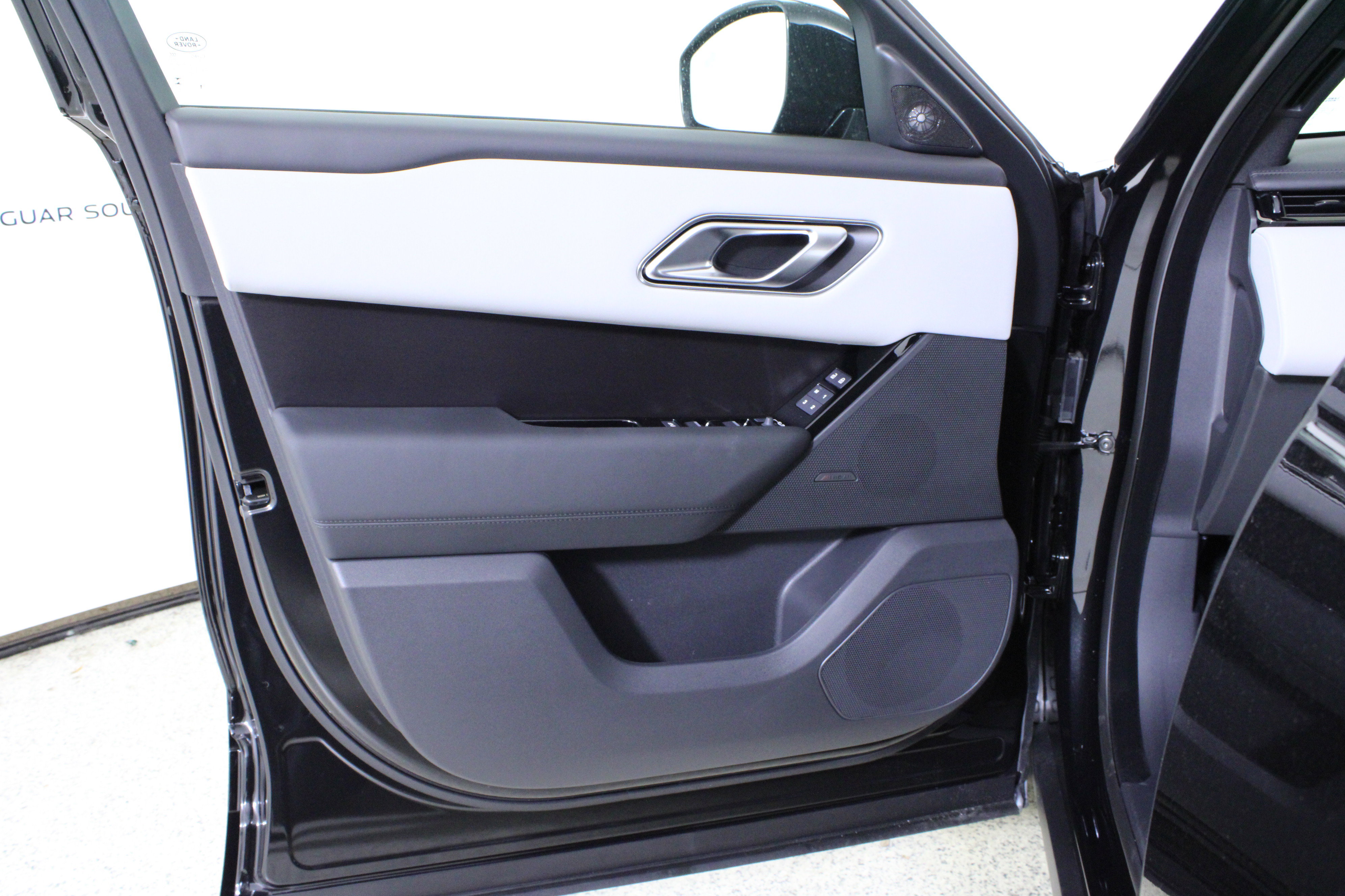 New 2026 Land Rover Range Rover Velar Dynamic SE image 15