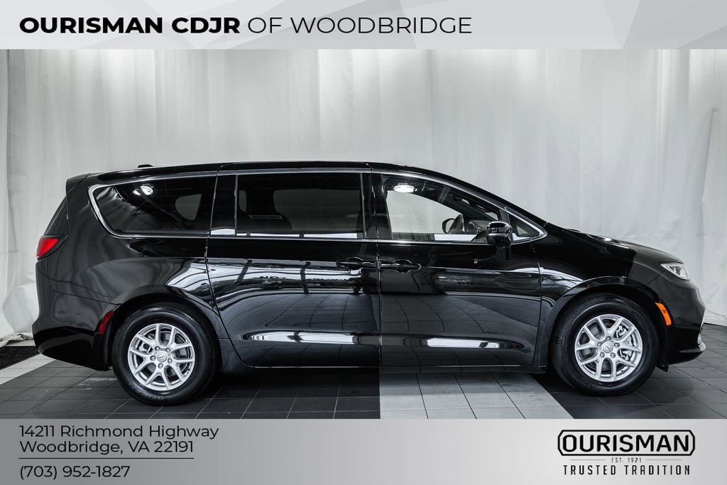 Used 2025 Chrysler Pacifica Select image 3